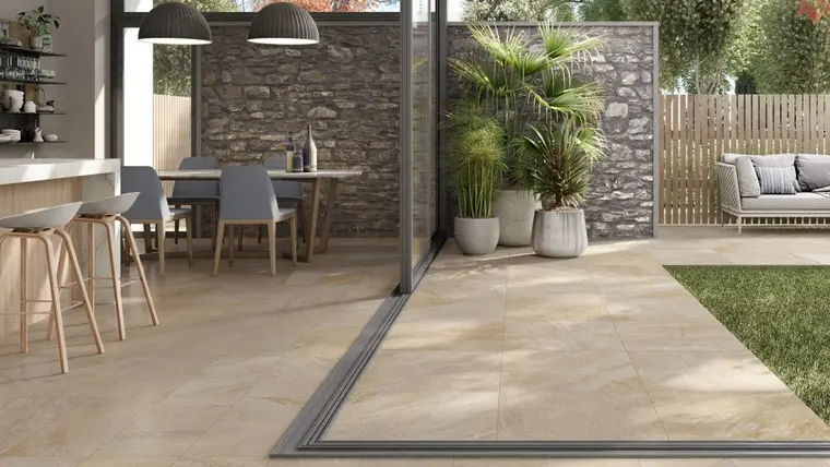 Alfalux Stonequartz — πορσελανάτο πλακάκι δαπέδου και τοίχου με όψη πέτρας, για εσωτερικούς και εξωτερικούς χώρους