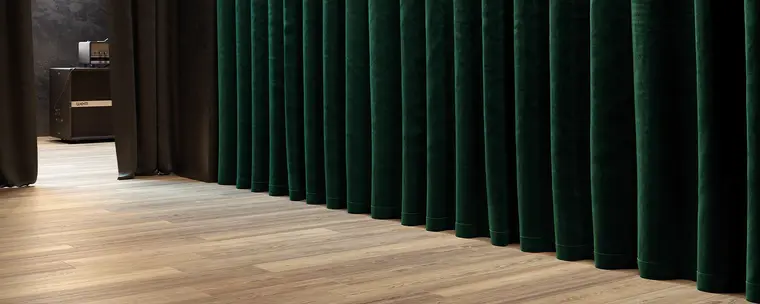 Cerdomus Opera — πορσελανάτο πλακάκι δαπέδου και τοίχου με όψη ξύλου, για εσωτερικούς και εξωτερικούς χώρους