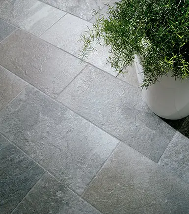 Ceramiche Coem Quartz — πορσελανάτο πλακάκι με όψη πέτρας, για εσωτερικούς και εξωτερικούς χώρους