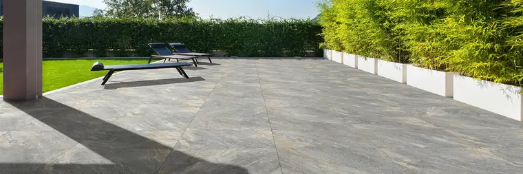 Del Conca Quartz 2 — ολόμαζο πορσελανάτο πλακάκι δαπέδου με όψη πέτρας, για εσωτερικούς και εξωτερικούς χώρους