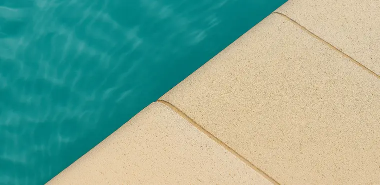 Maora Ceramica Pool edge step — κεραμικό πλακάκι κόκκινης πάστας με διακοσμητικό σχέδιο