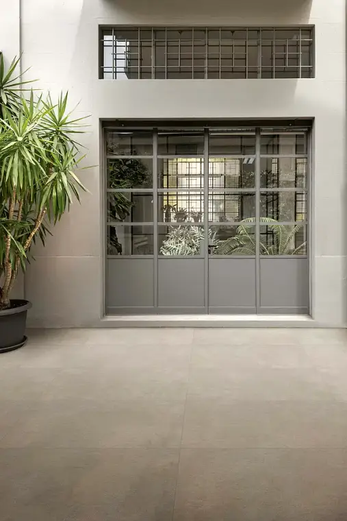 Ragno Stratford Xt20 — πορσελανάτο πλακάκι δαπέδου και τοίχου με όψη τσιμέντου, για εσωτερικούς και εξωτερικούς χώρους