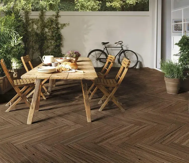 Ragno Woodstory — πλακάκι με όψη ξύλου, για εσωτερικούς και εξωτερικούς χώρους