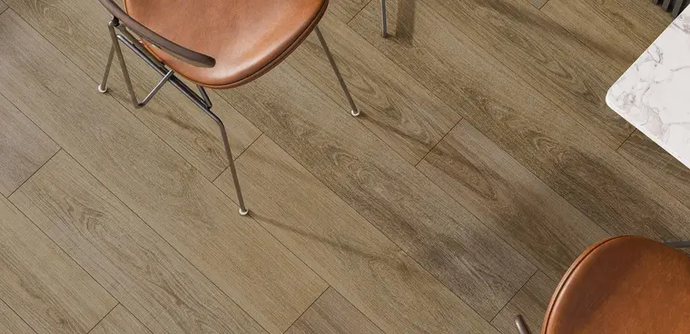 RAK Ceramics Essential wood — πορσελανάτο πλακάκι δαπέδου με όψη ξύλου, για εσωτερικούς και εξωτερικούς χώρους
