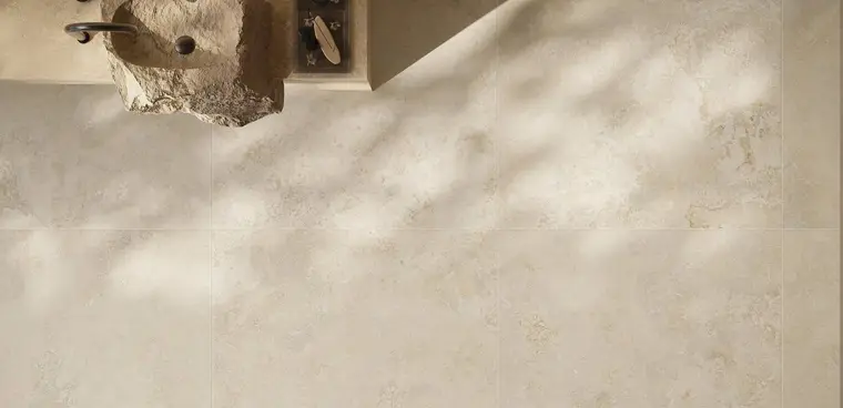 RAK Ceramics Travertine Cross Cut — πορσελανάτο πλακάκι με όψη τραβερτίνη, για εσωτερικούς και εξωτερικούς χώρους