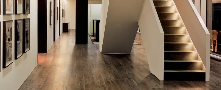 Ceramiche Refin Larix — πορσελανάτο πλακάκι δαπέδου και τοίχου με όψη ξύλου, για εσωτερικούς και εξωτερικούς χώρους