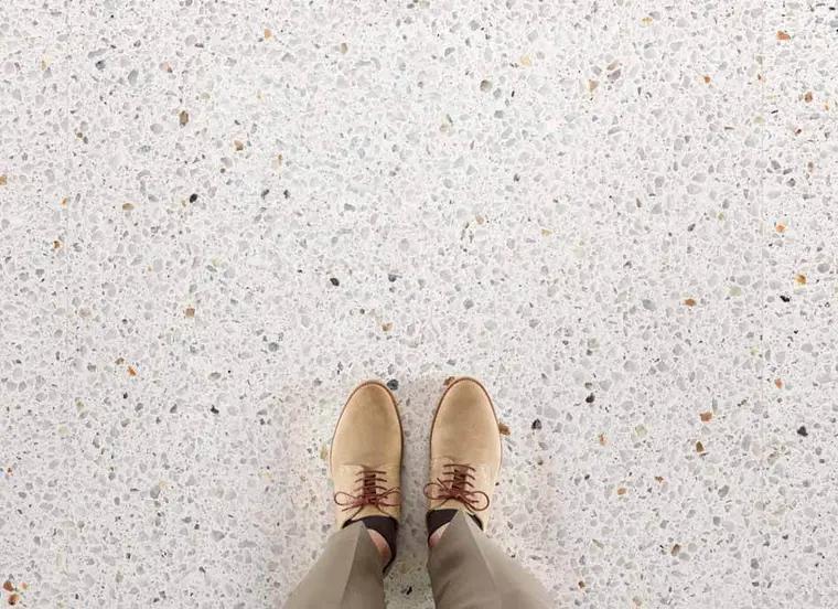 Roca Pigment — πορσελανάτο πλακάκι με όψη terrazzo