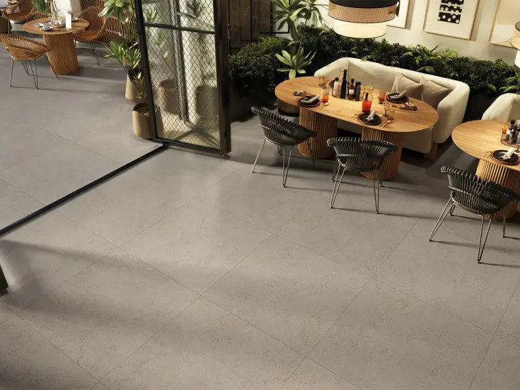 Rocersa Purestone — πορσελανάτο πλακάκι δαπέδου με όψη πέτρας, για εσωτερικούς και εξωτερικούς χώρους